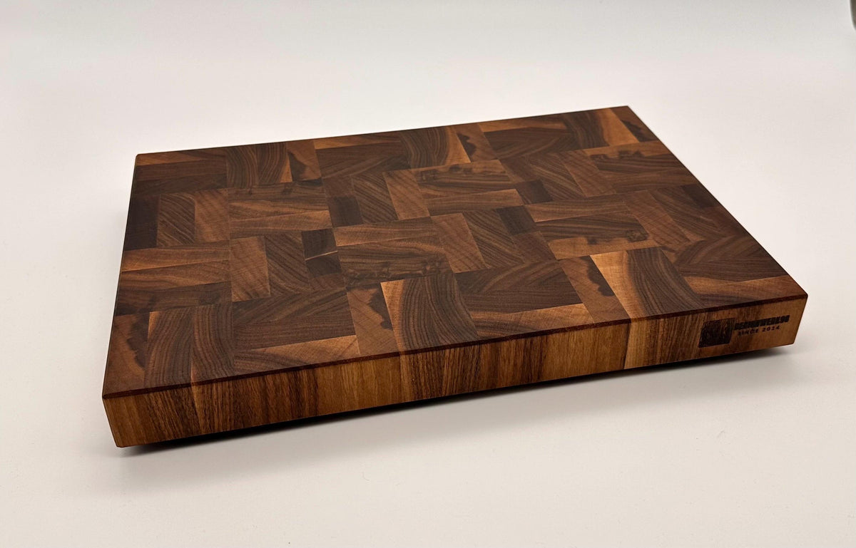Stirnholz Schneidebrett aus Nussbaum – Handgefertigt | Hochwertiges Holzbrett mit einzigartigem Mosaik-Design für Profi- & Hobbyköche