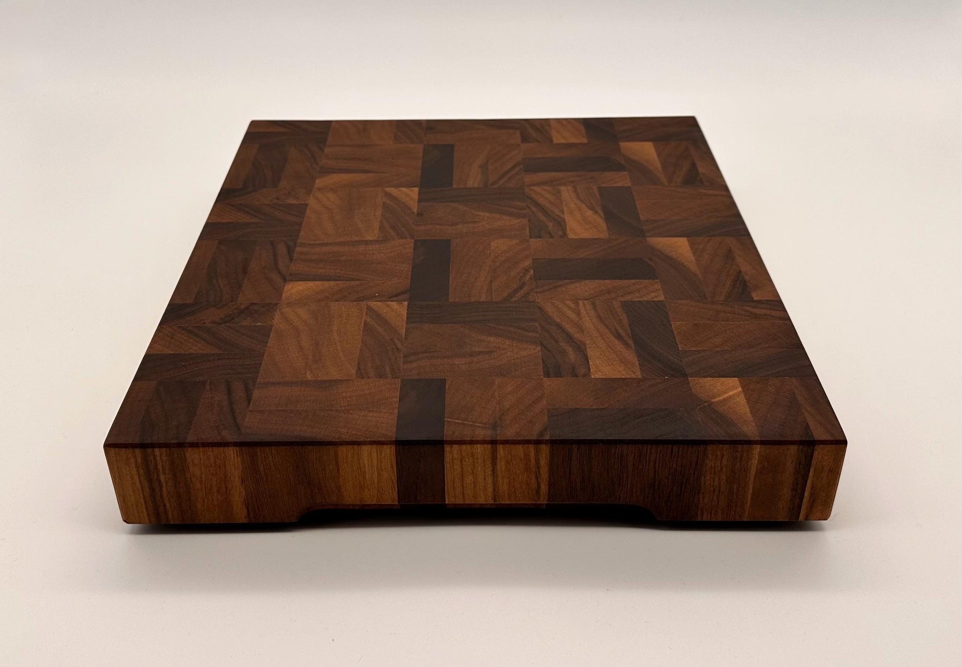 Stirnholz Schneidebrett aus Nussbaum – Handgefertigt | Hochwertiges Walnuss Holzbrett mit einzigartigem Mosaik-Design für Profi & Hobbyköche