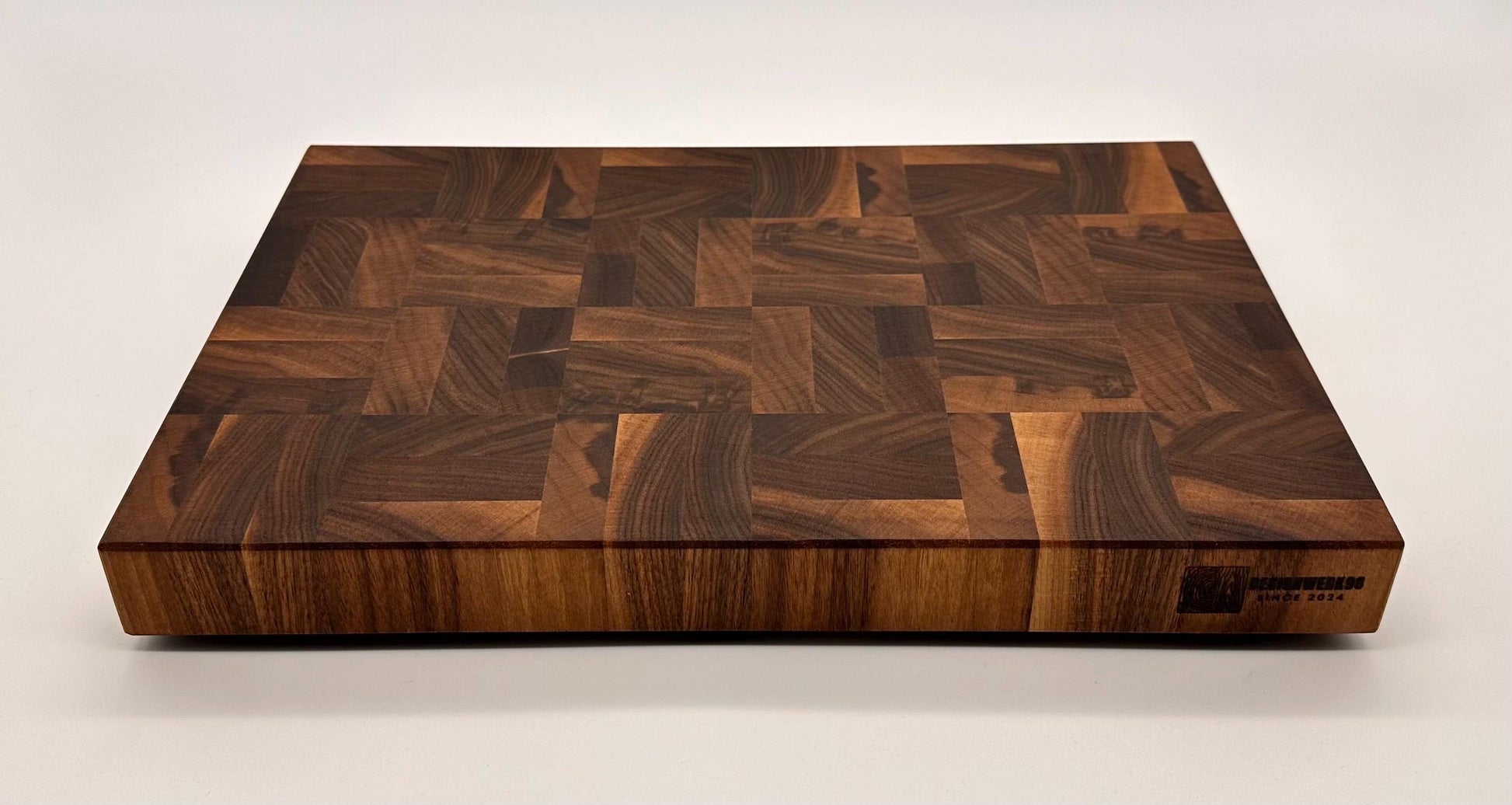 Stirnholz Schneidebrett aus Nussbaum – Handgefertigt | Hochwertiges Holzbrett mit einzigartigem Mosaik-Design für Profi- & Hobbyköche
