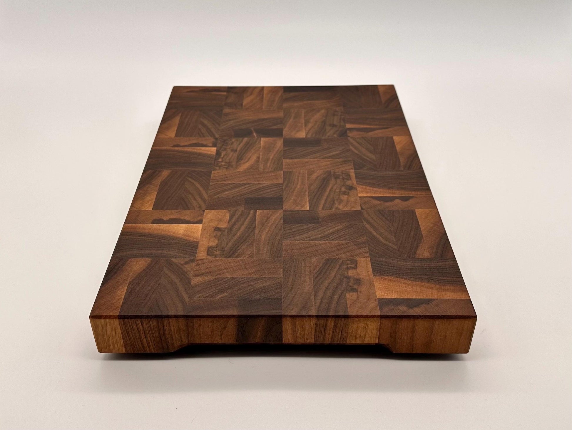 Stirnholz Schneidebrett aus Nussbaum – Handgefertigt | Hochwertiges Holzbrett mit einzigartigem Mosaik-Design für Profi- & Hobbyköche