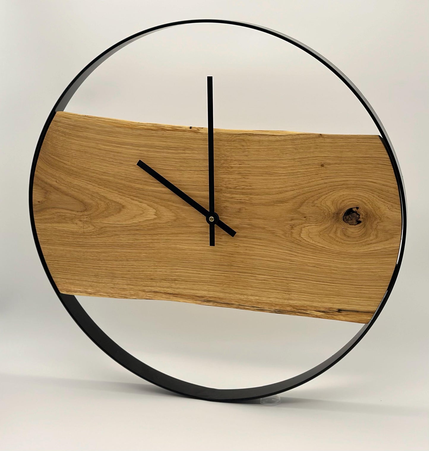 Handgefertigte Wanduhr aus Eiche & Metall – 55 cm, geräuschlos, Unikat im Industrial Design