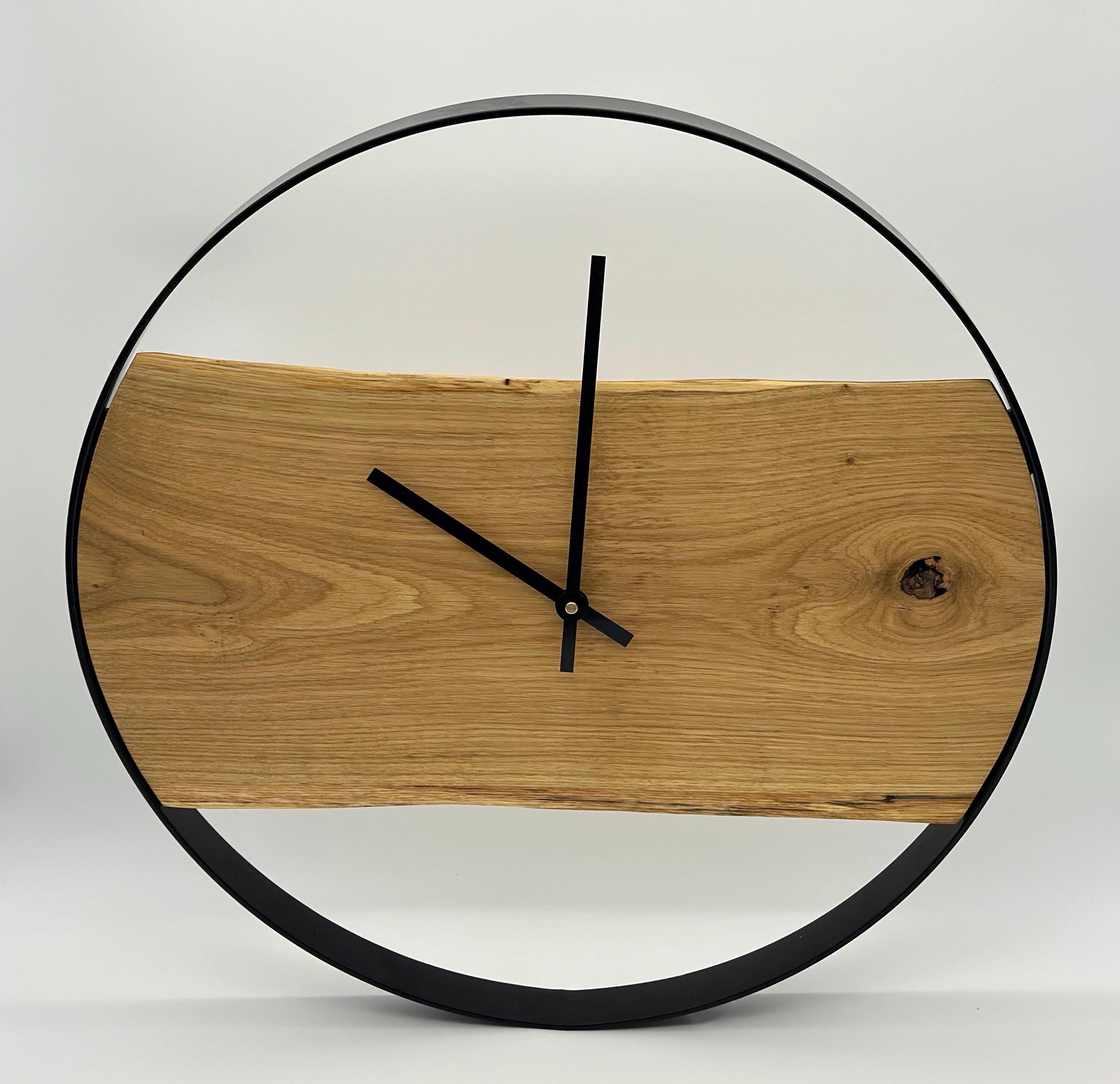 Handgefertigte Wanduhr aus Eiche & Metall – 55 cm, geräuschlos, Unikat im Industrial Design