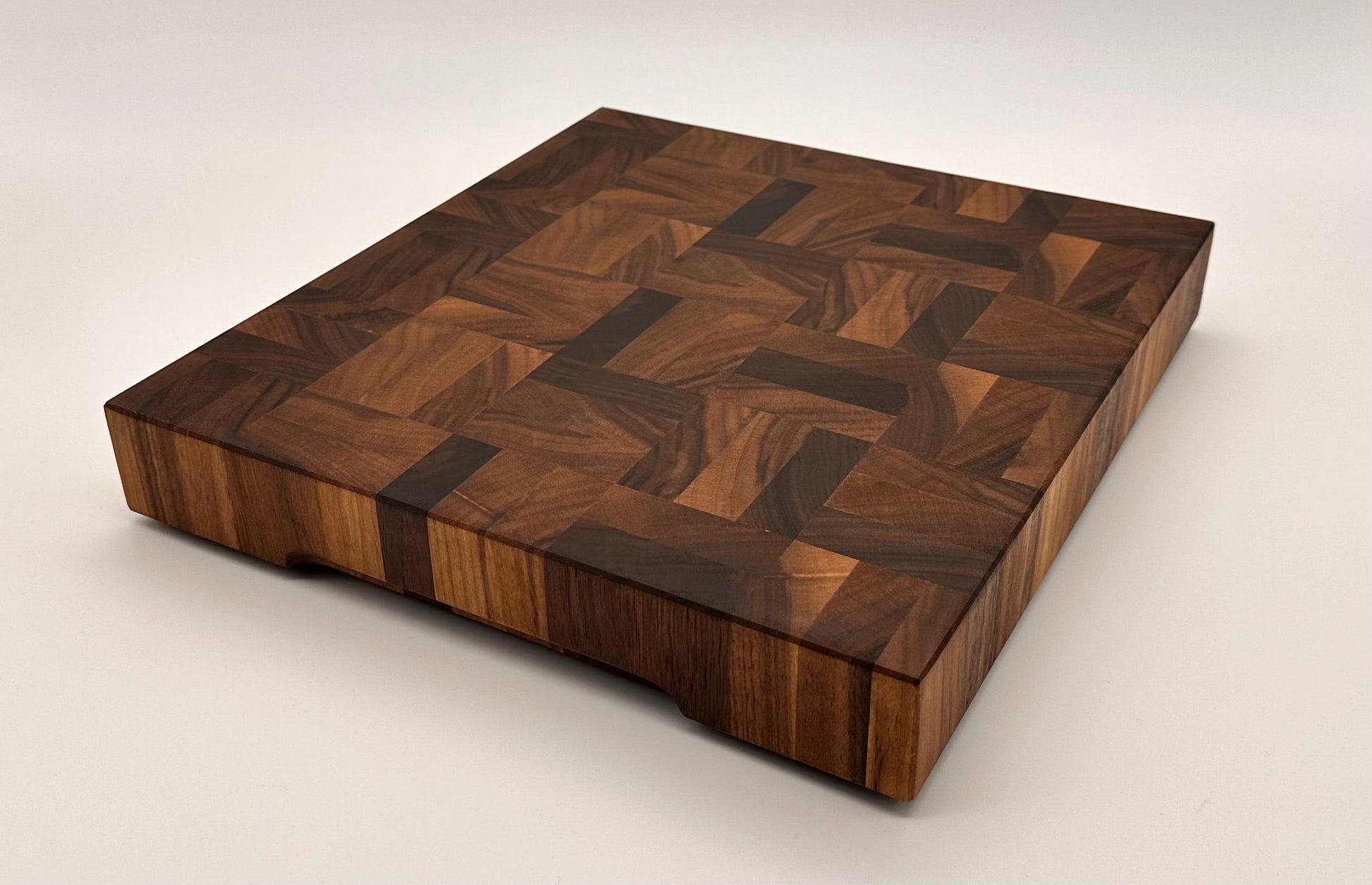 Stirnholz Schneidebrett aus Nussbaum – Handgefertigt | Hochwertiges Walnuss Holzbrett mit einzigartigem Mosaik-Design für Profi & Hobbyköche