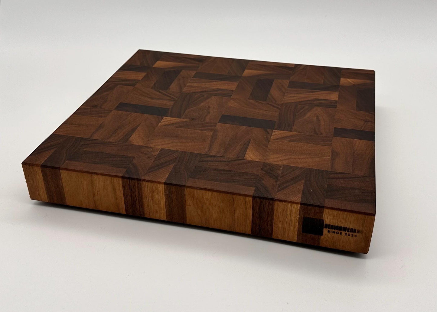 Stirnholz Schneidebrett aus Nussbaum – Handgefertigt | Hochwertiges Walnuss Holzbrett mit einzigartigem Mosaik-Design für Profi & Hobbyköche
