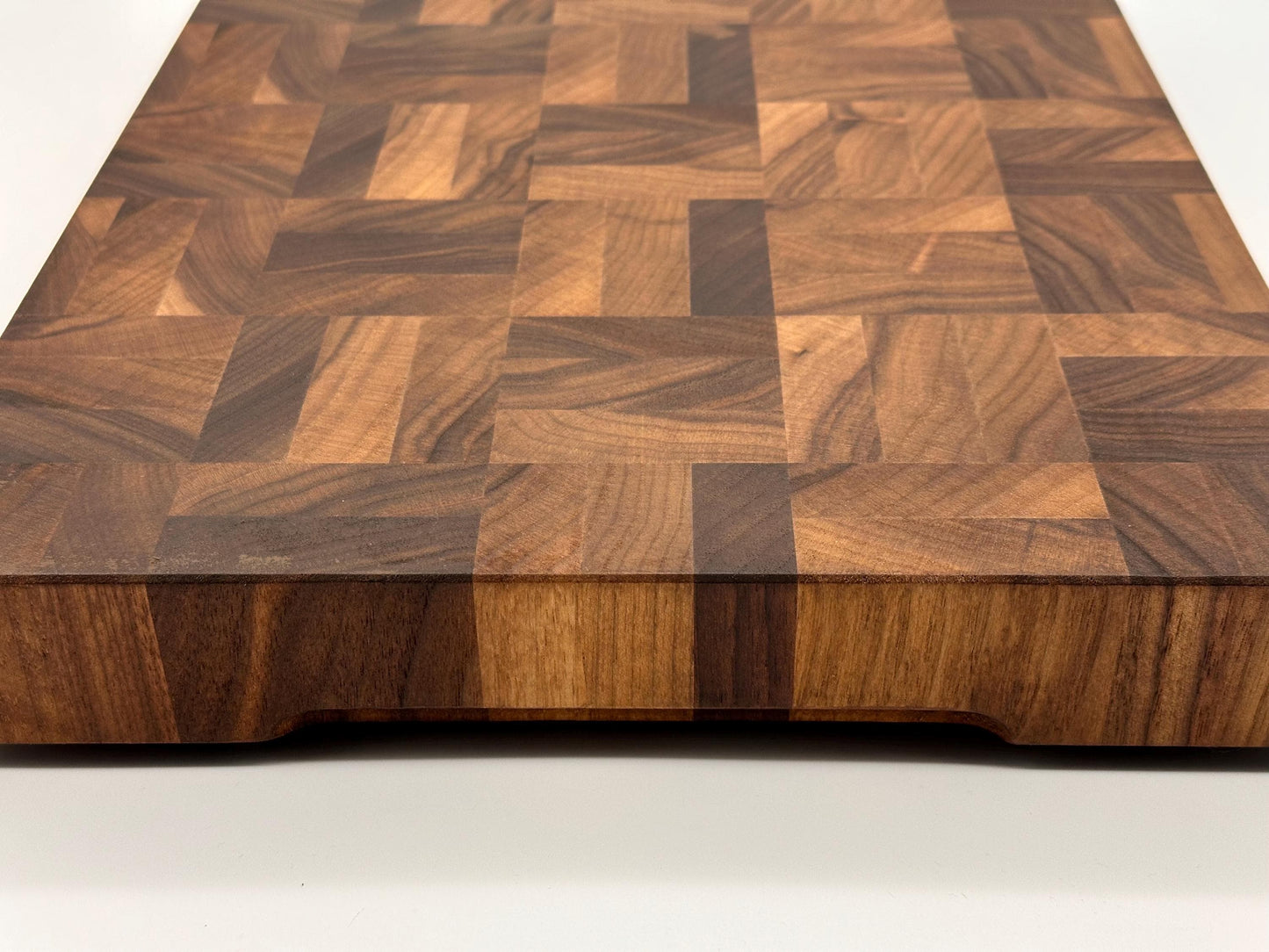 Stirnholz Schneidebrett aus Nussbaum – Handgefertigt | Hochwertiges Walnuss Holzbrett mit einzigartigem Mosaik-Design für Profi & Hobbyköche