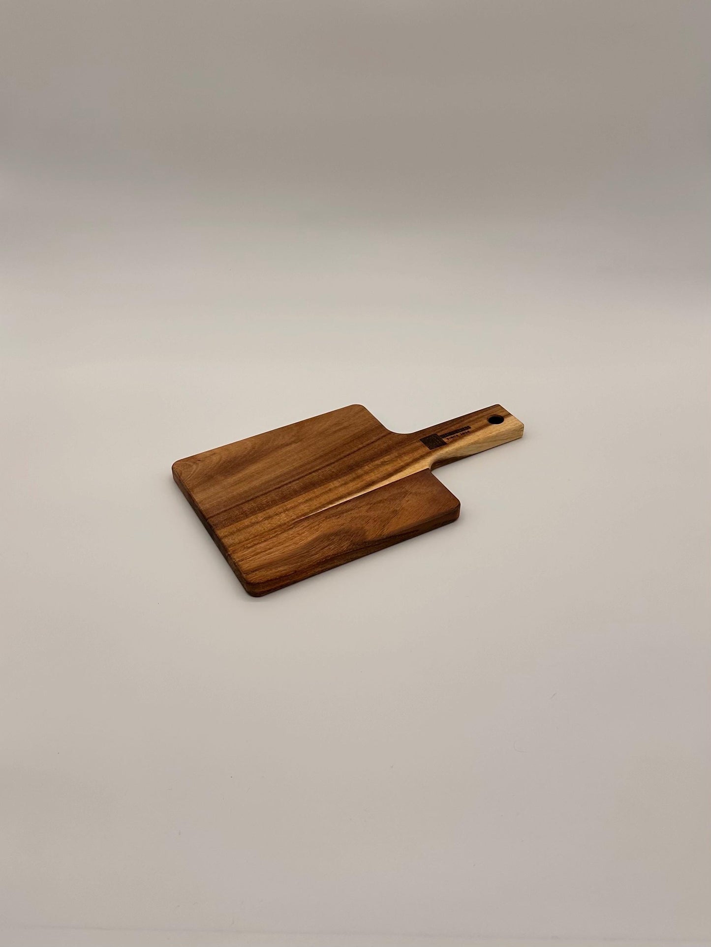Schneidebrett aus Akazienholz – Servierbrett, Käsebrett & Küchenbrett – 30×17×1,5 cm – Handgefertigt