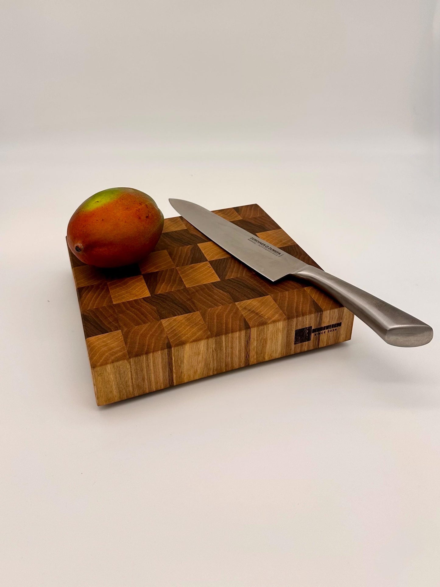 Stirnholz Schneidebrett aus Nussbaum | Mini Hackblock | Handgefertigt | 25x23x5 cm | Robust & langlebig | Küchenbrett aus Massivholz