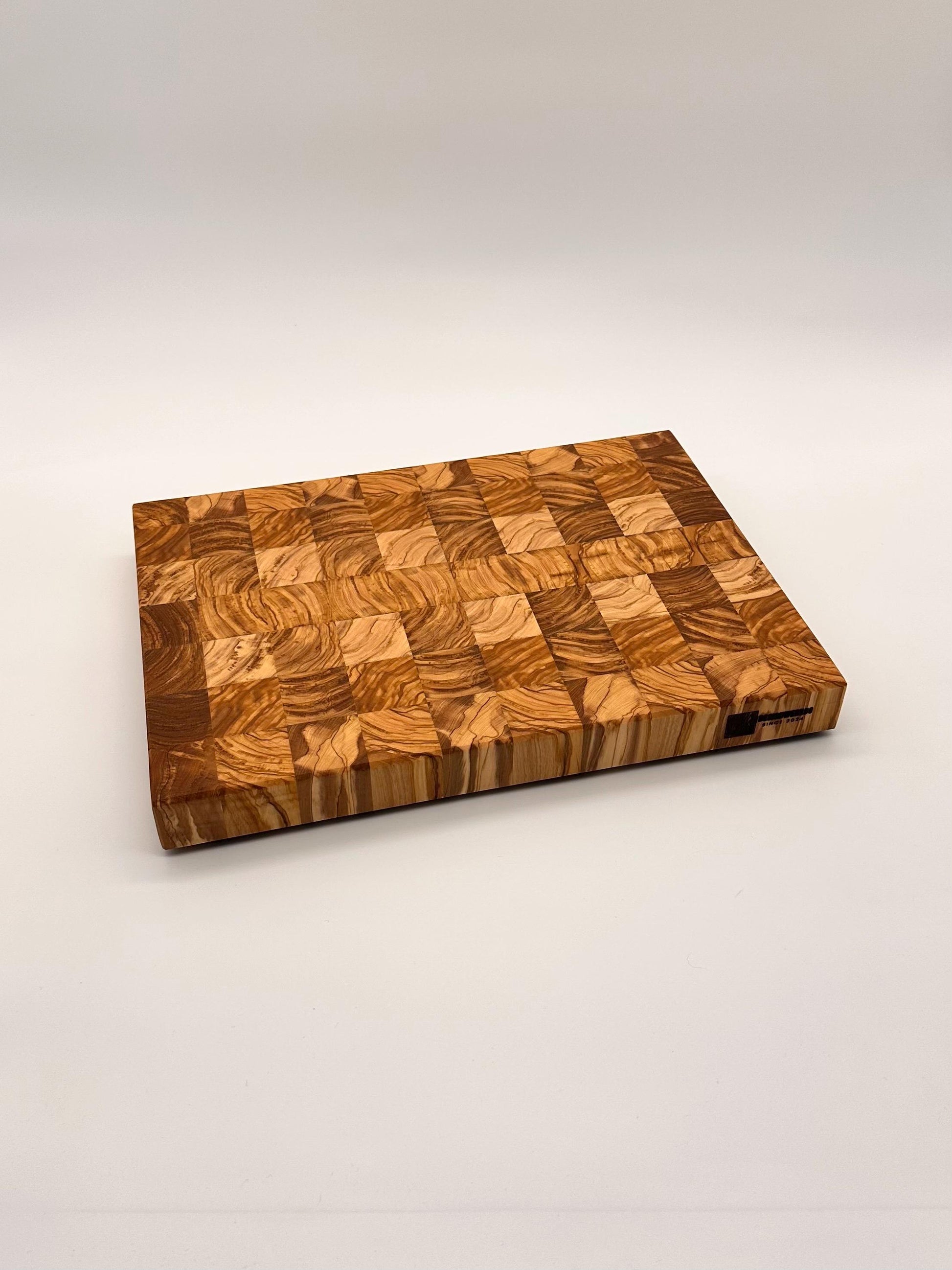 Schneidebrett Olivenholz Stirnholz handgefertigt | Massives Servierbrett 37x27cm | Hochwertiges Geschenk für Köche & Grillfans | Unikat
