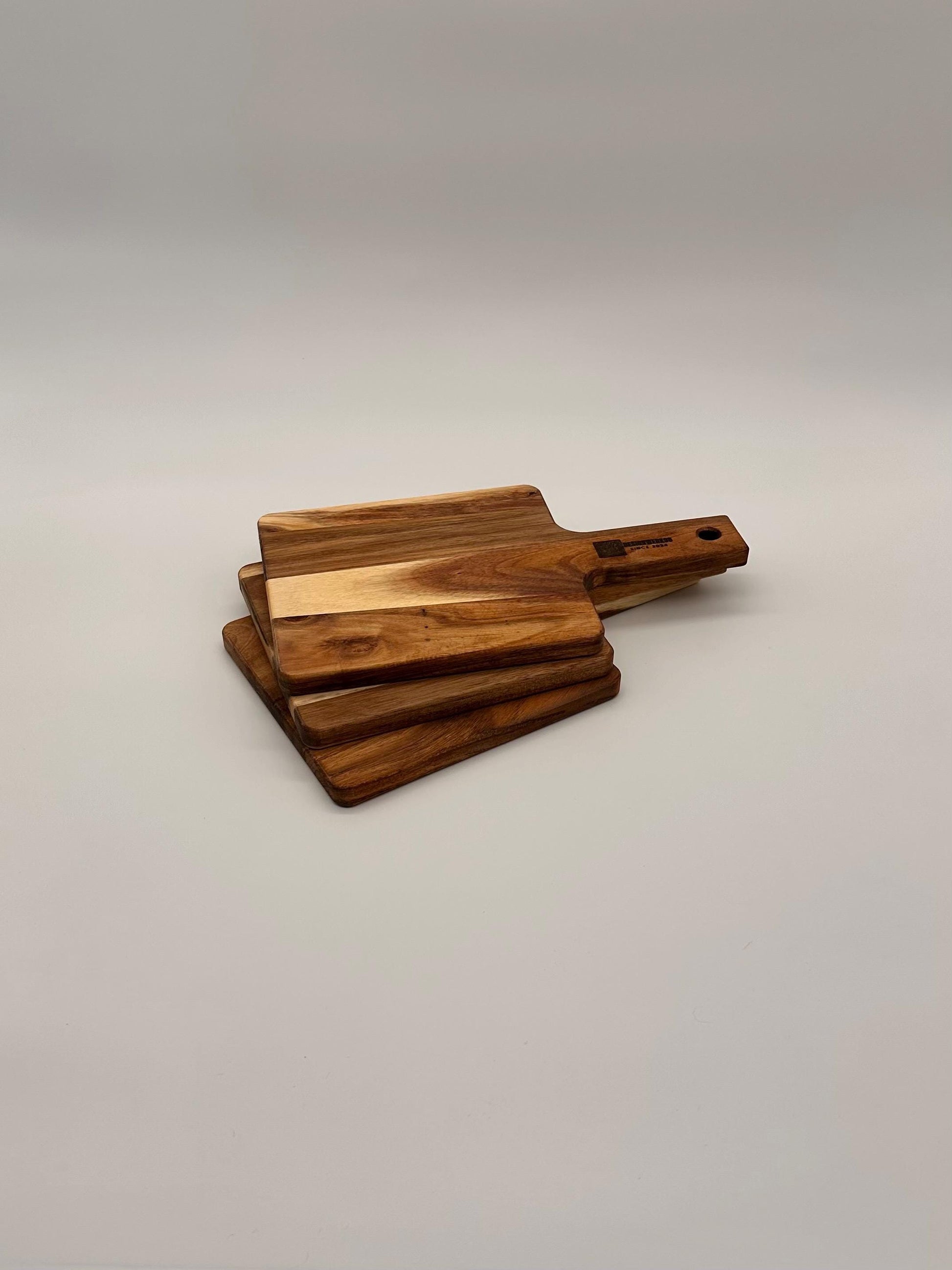 Schneidebrett aus Akazienholz – Servierbrett, Käsebrett & Küchenbrett – 30×17×1,5 cm – Handgefertigt