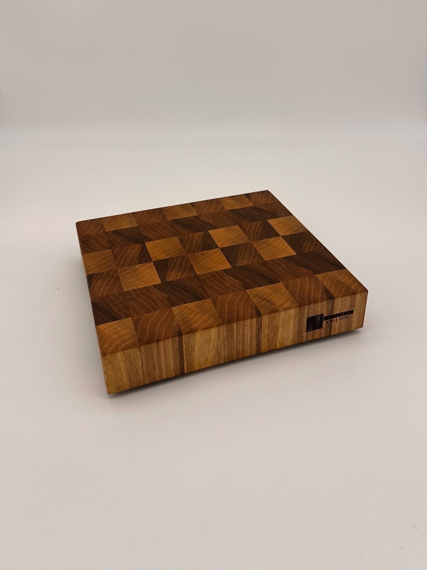 Stirnholz Schneidebrett aus Nussbaum | Mini Hackblock | Handgefertigt | 25x23x5 cm | Robust & langlebig | Küchenbrett aus Massivholz