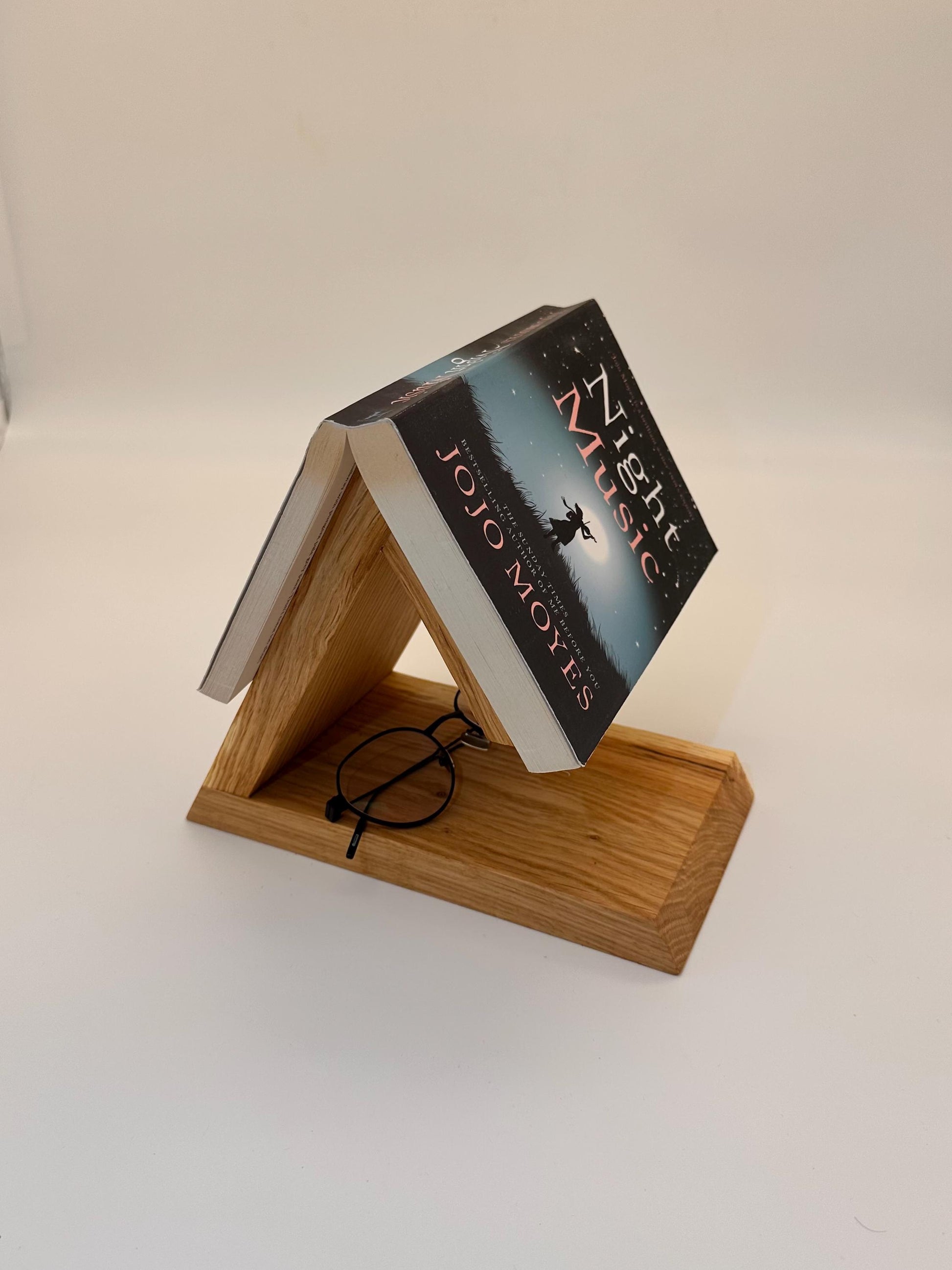 Handgefertigter Holz Buchständer aus Eiche | Lesehilfe & Brillenhalter | Modernes Geschenk für Leser*innen | Minimalistischer Book Stand