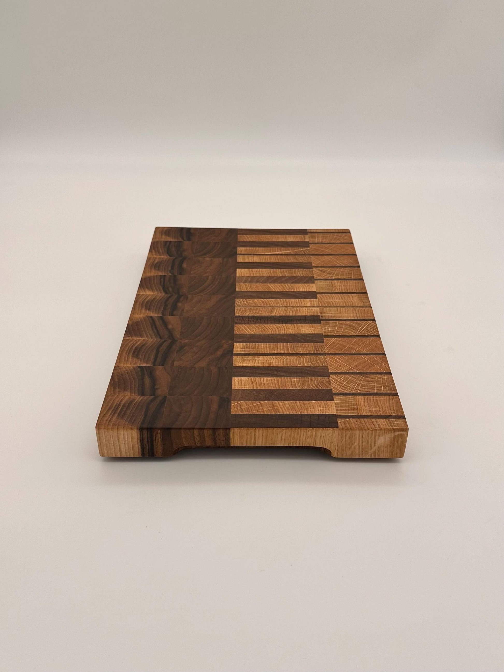 Stirnholz Schneidebrett Piano Design aus Eiche & Walnuss, Holzbrett mit Griffmulden, langlebiges Stirnholzschneidebrett