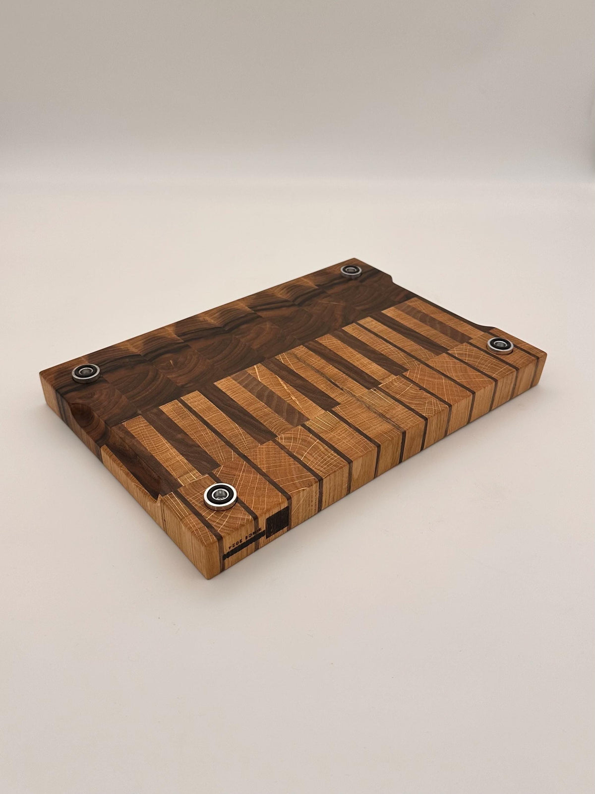 Stirnholz Schneidebrett Piano Design aus Eiche & Walnuss, Holzbrett mit Griffmulden, langlebiges Stirnholzschneidebrett