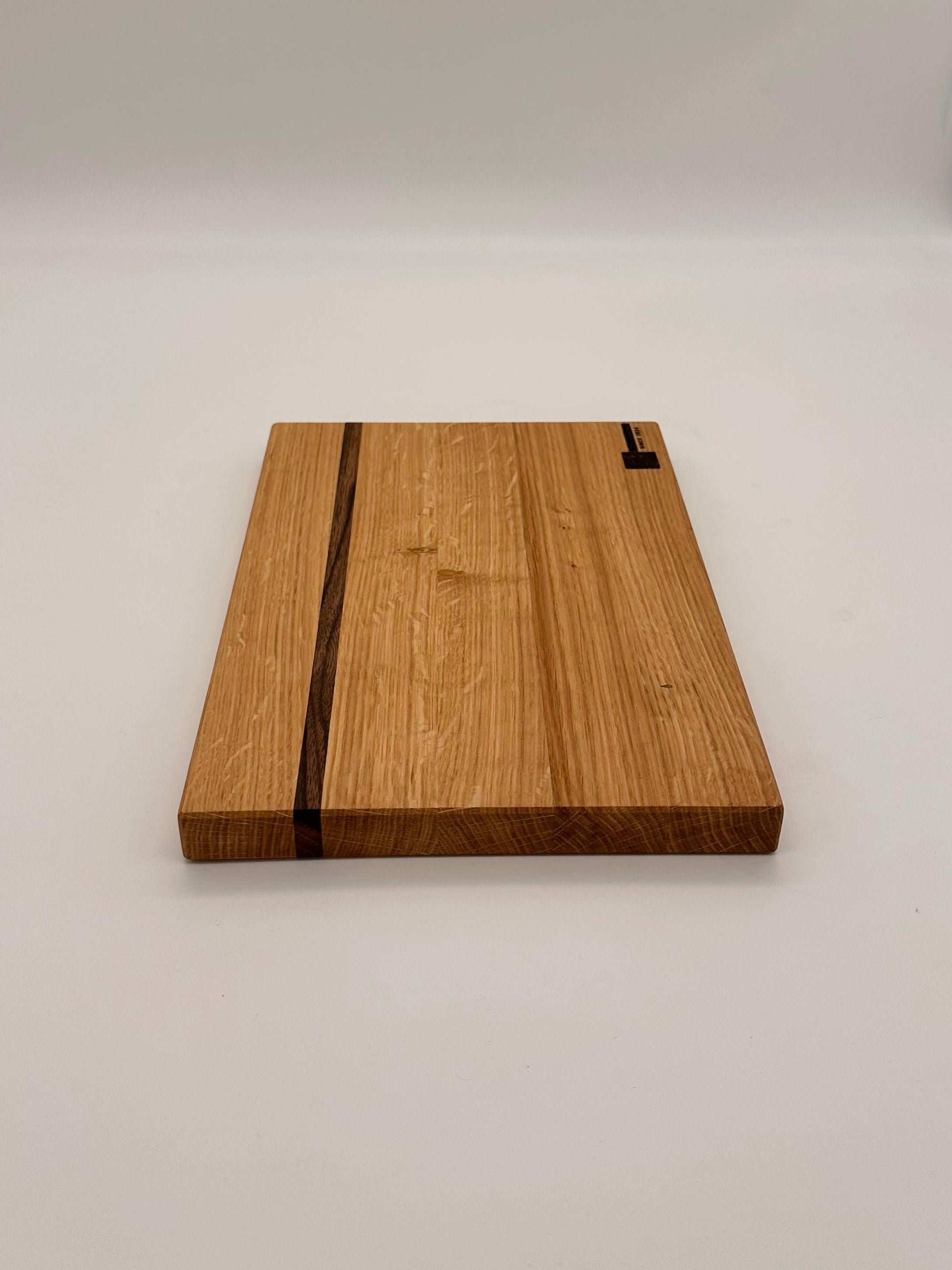 Long-Grain Oak Cutting Board with Walnut Stripe – Solid Wood Kitchen Board 29 × 21 × 2.5 cm – Serving Board & Breakfast Board – Handmade