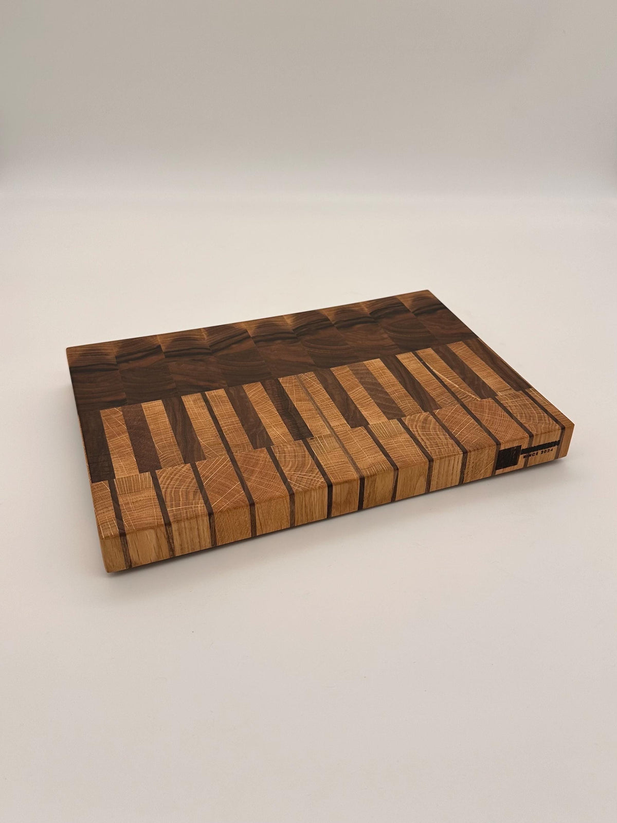 Stirnholz Schneidebrett Piano Design aus Eiche & Walnuss, Holzbrett mit Griffmulden, langlebiges Stirnholzschneidebrett