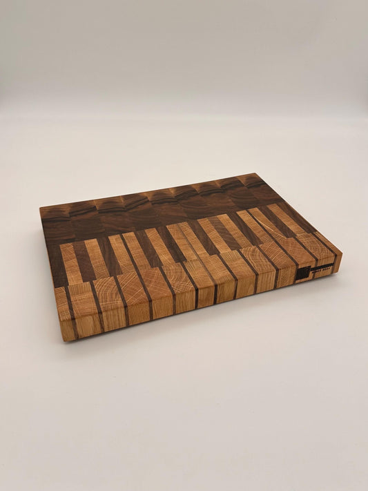 Stirnholz Schneidebrett Piano Design aus Eiche & Walnuss, Holzbrett mit Griffmulden, langlebiges Stirnholzschneidebrett