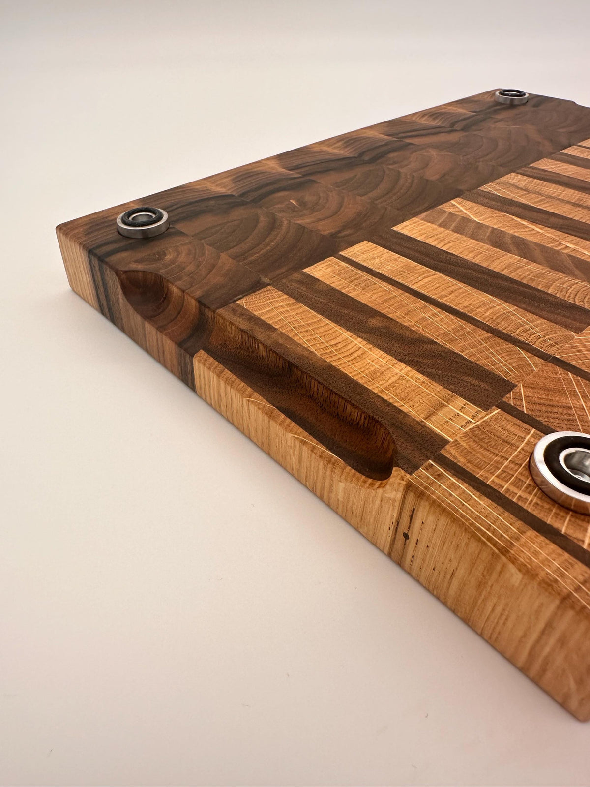 Stirnholz Schneidebrett Piano Design aus Eiche & Walnuss, Holzbrett mit Griffmulden, langlebiges Stirnholzschneidebrett