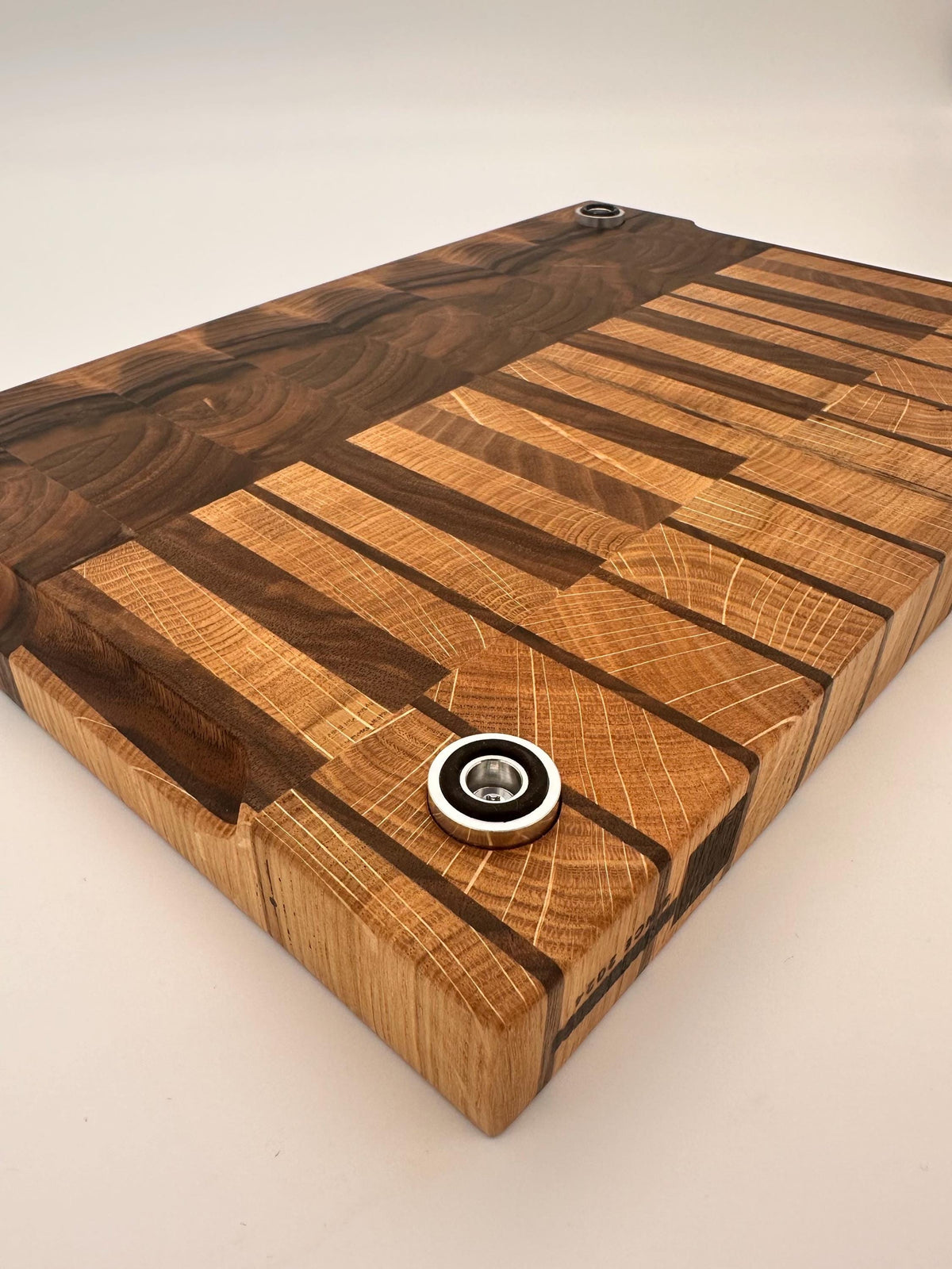 Stirnholz Schneidebrett Piano Design aus Eiche & Walnuss, Holzbrett mit Griffmulden, langlebiges Stirnholzschneidebrett