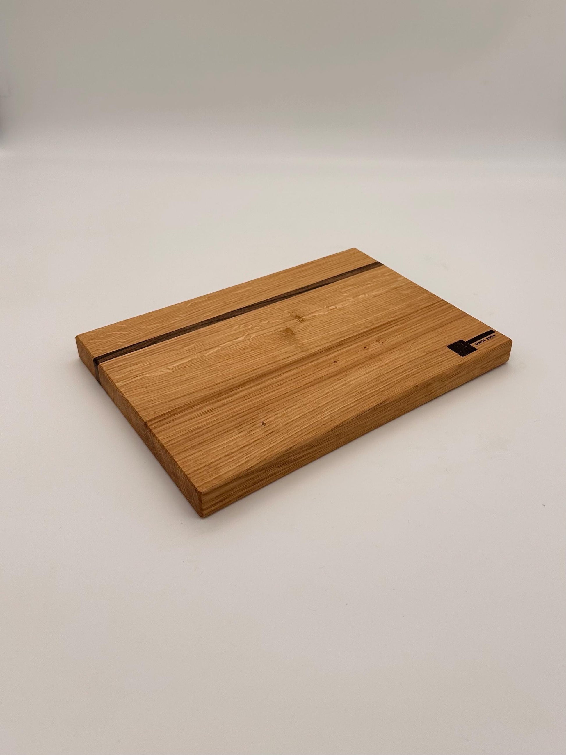 Long-Grain Oak Cutting Board with Walnut Stripe – Solid Wood Kitchen Board 29 × 21 × 2.5 cm – Serving Board & Breakfast Board – Handmade