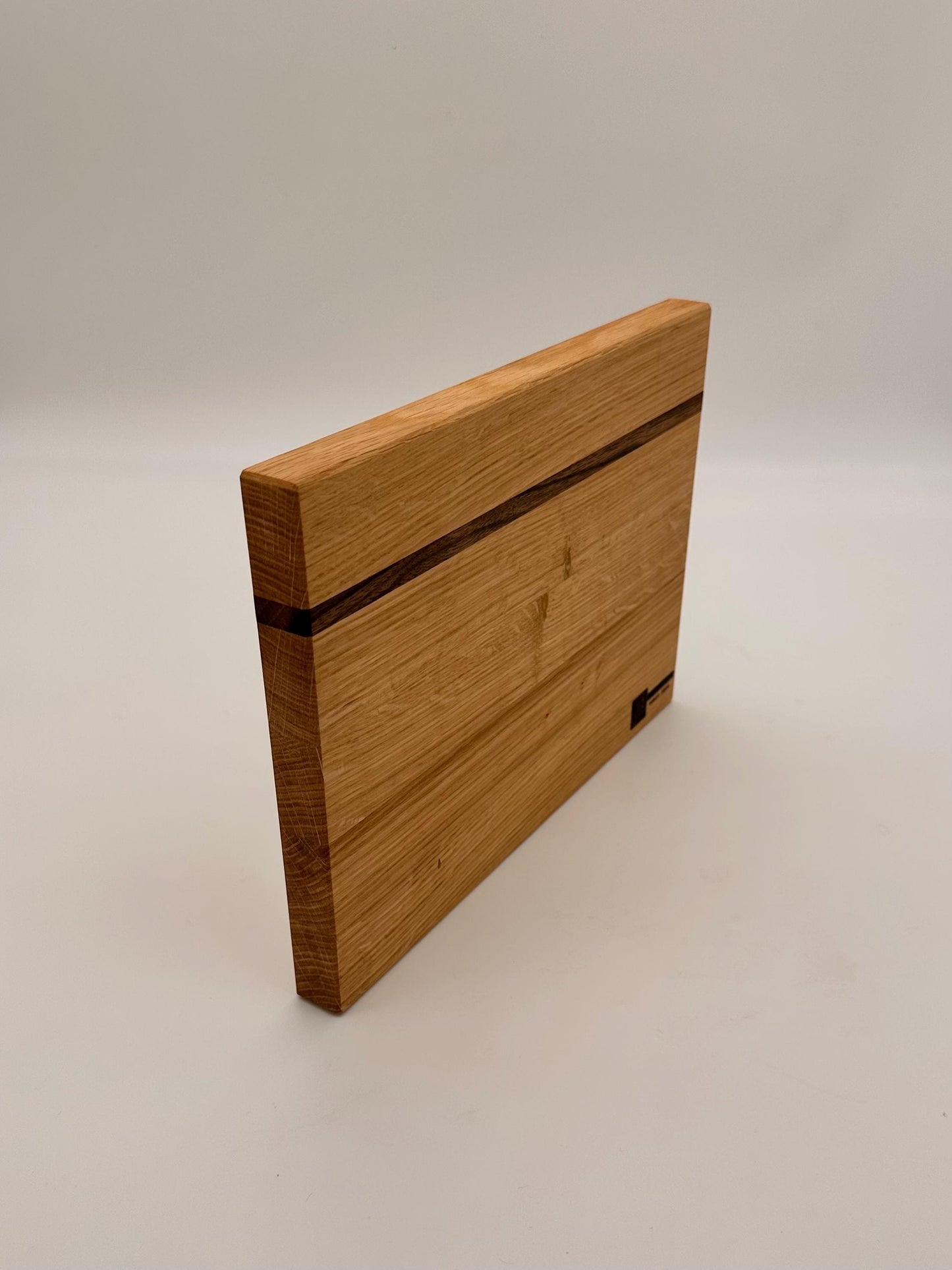 Long-Grain Oak Cutting Board with Walnut Stripe – Solid Wood Kitchen Board 29 × 21 × 2.5 cm – Serving Board & Breakfast Board – Handmade