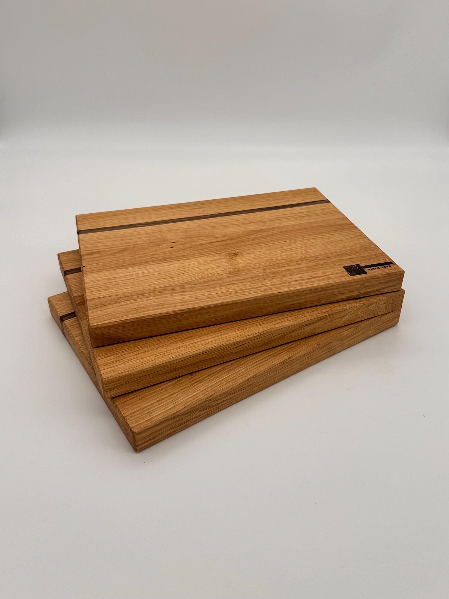 Long-Grain Oak Cutting Board with Walnut Stripe – Solid Wood Kitchen Board 29 × 21 × 2.5 cm – Serving Board & Breakfast Board – Handmade