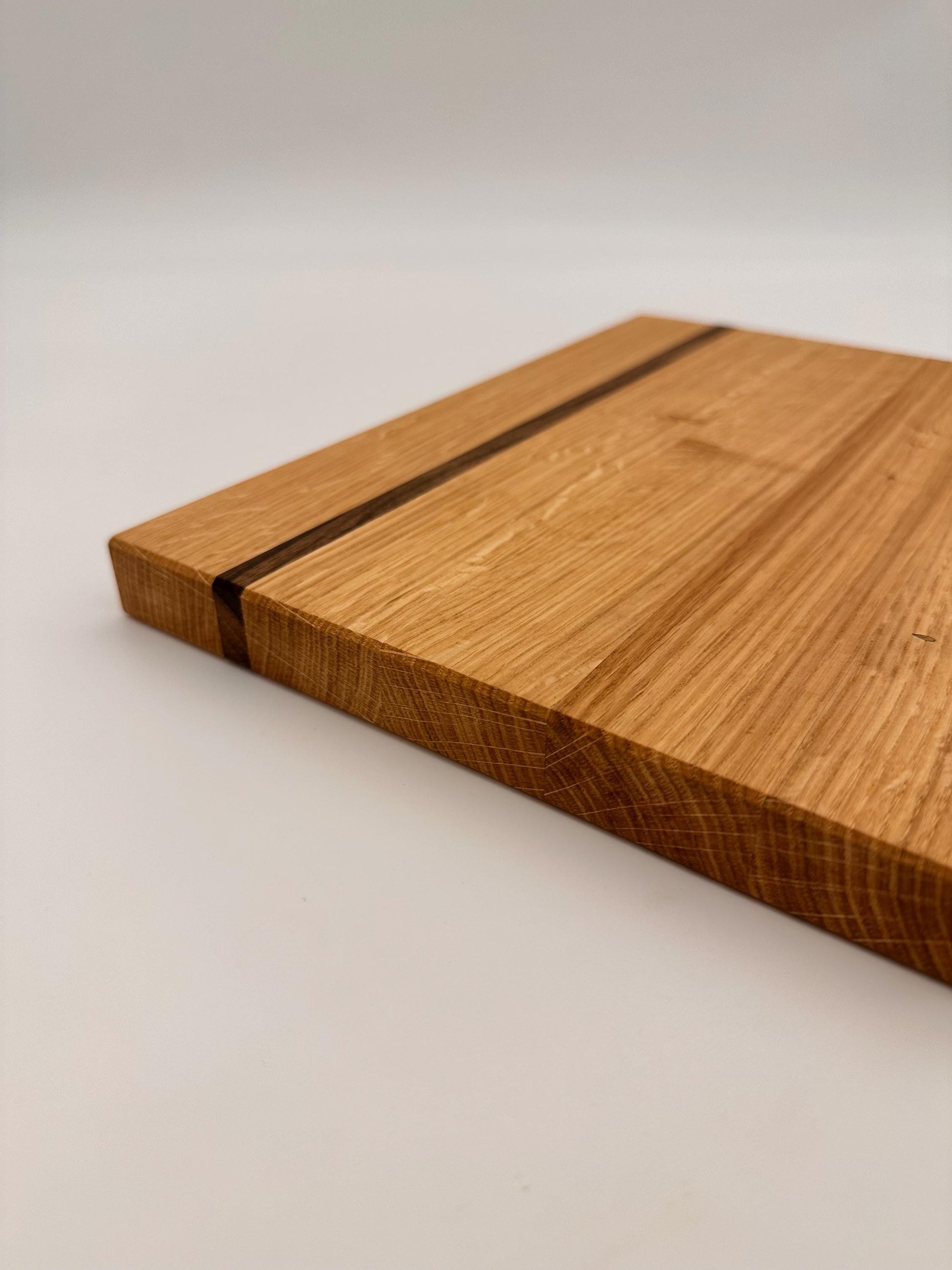 Long-Grain Oak Cutting Board with Walnut Stripe – Solid Wood Kitchen Board 29 × 21 × 2.5 cm – Serving Board & Breakfast Board – Handmade