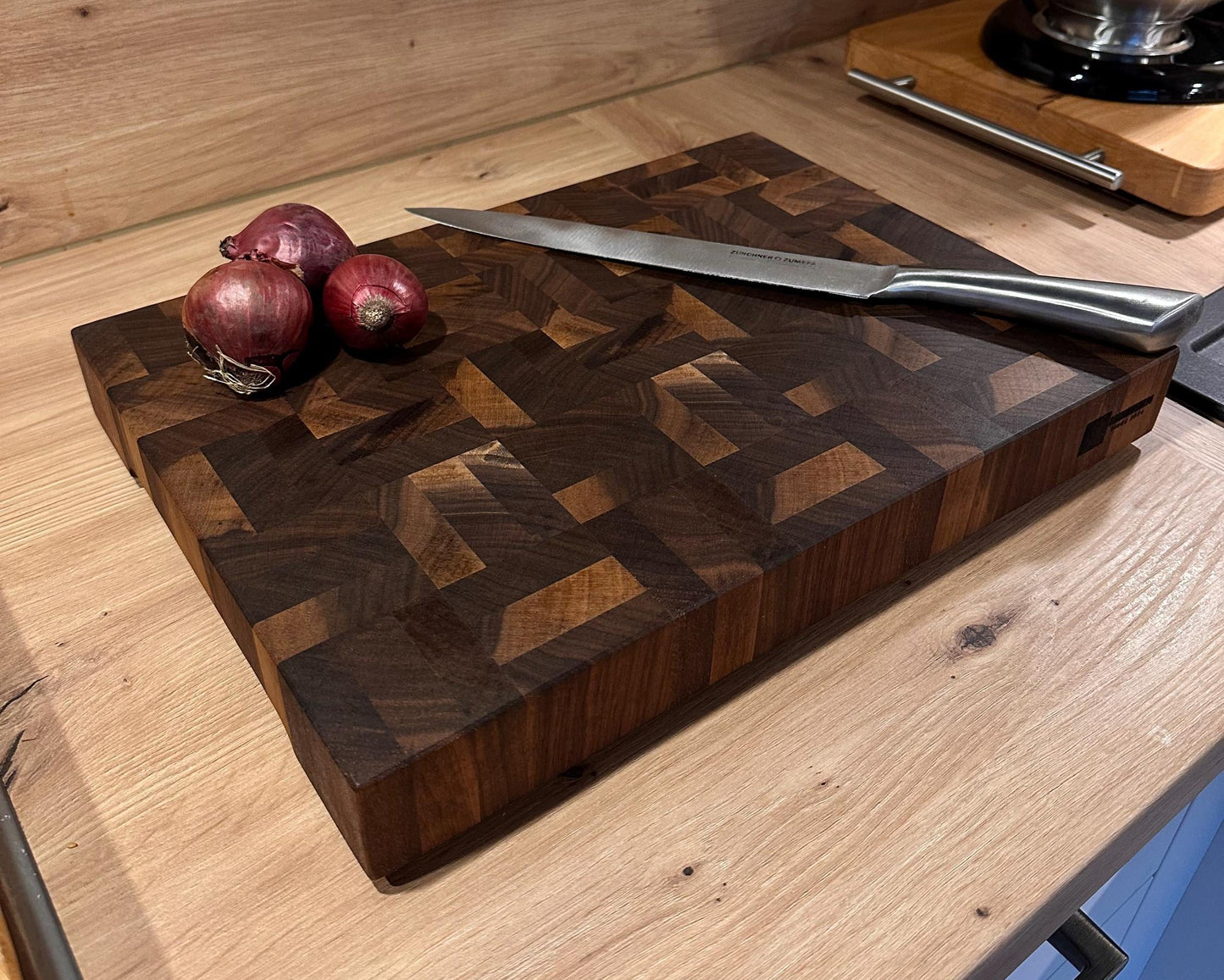 Stirnholz Schneidebrett aus Nussbaum – Handgefertigt | Hochwertiges Walnuss Holzbrett mit einzigartigem Mosaik-Design für Profi & Hobbyköche