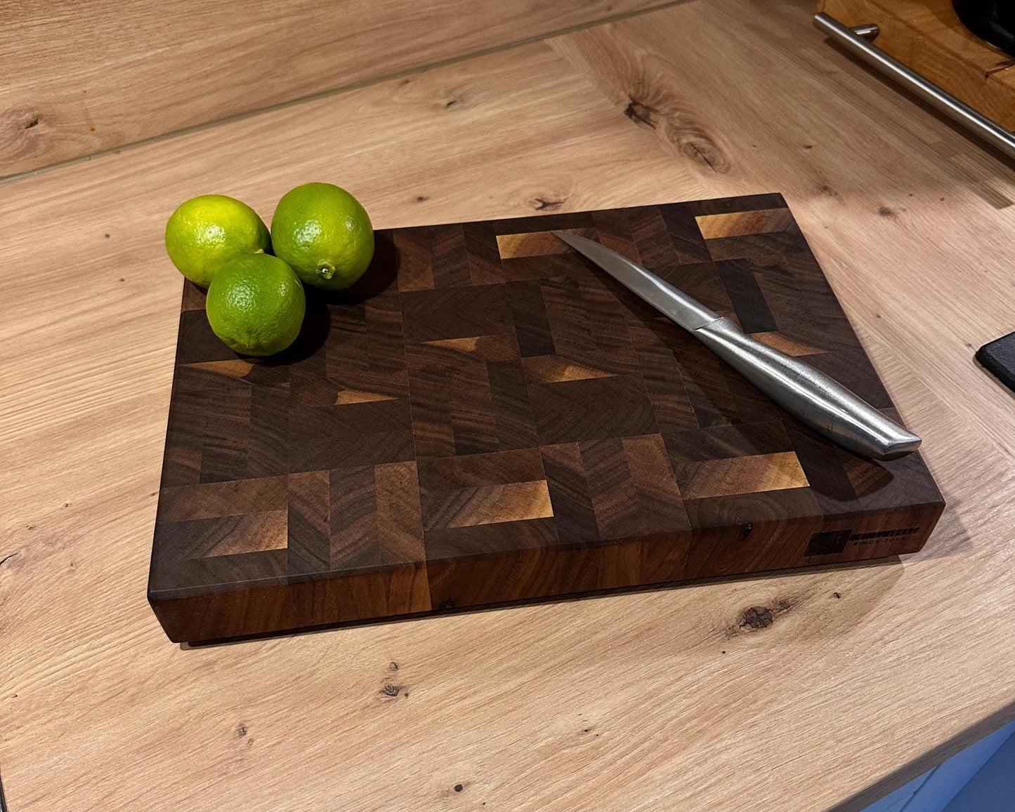 Stirnholz Schneidebrett aus Nussbaum – Handgefertigt | Hochwertiges Holzbrett mit einzigartigem Mosaik-Design für Profi- & Hobbyköche