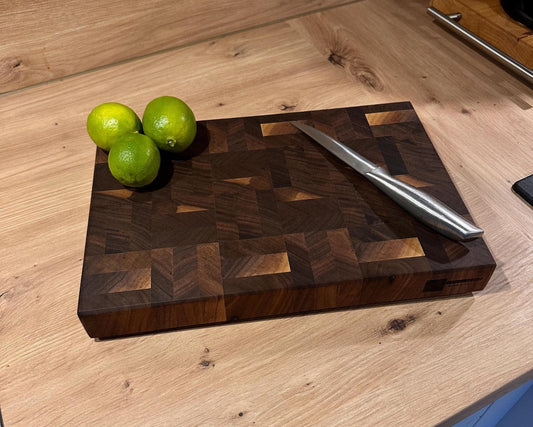 Stirnholz Schneidebrett aus Nussbaum – Handgefertigt | Hochwertiges Holzbrett mit einzigartigem Mosaik-Design für Profi- & Hobbyköche