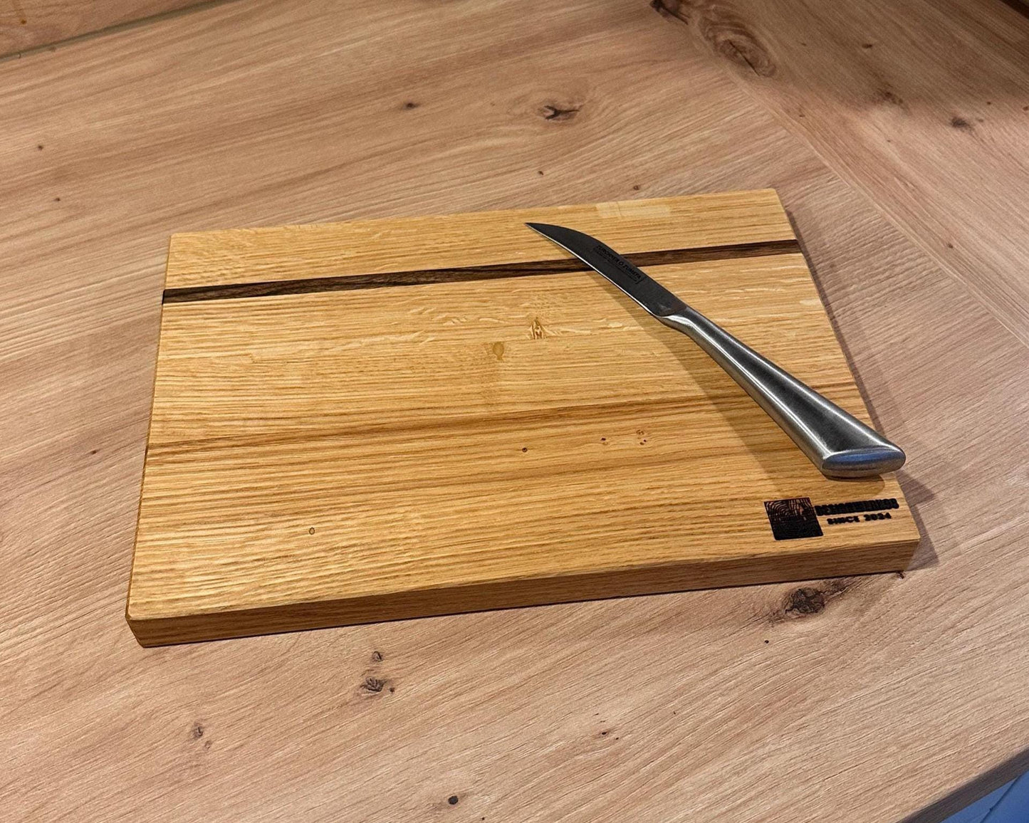 Long-Grain Oak Cutting Board with Walnut Stripe – Solid Wood Kitchen Board 29 × 21 × 2.5 cm – Serving Board & Breakfast Board – Handmade