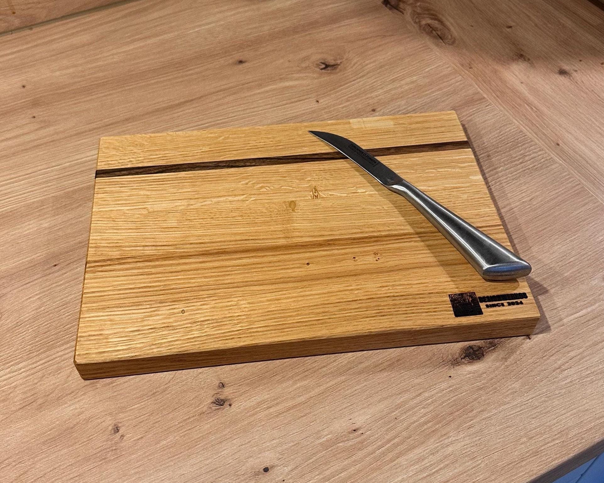 Long-Grain Oak Cutting Board with Walnut Stripe – Solid Wood Kitchen Board 29 × 21 × 2.5 cm – Serving Board & Breakfast Board – Handmade