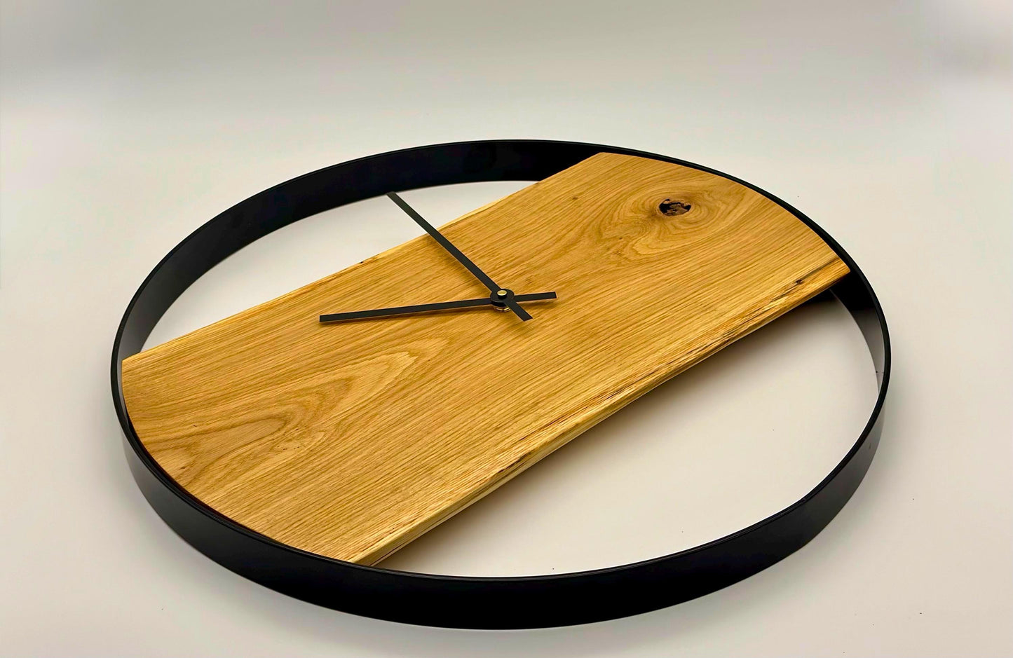 Handgefertigte Wanduhr aus Eiche & Metall – 55 cm, geräuschlos, Unikat im Industrial Design