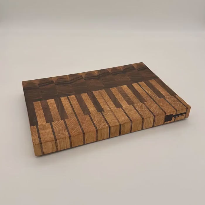 Stirnholz Schneidebrett Piano Design aus Eiche & Walnuss, Holzbrett mit Griffmulden, langlebiges Stirnholzschneidebrett
